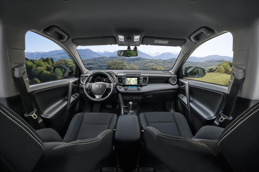 Торпедо Toyota RAV4 Adventure 2017 года  (CIS) (фото 2 из 8)